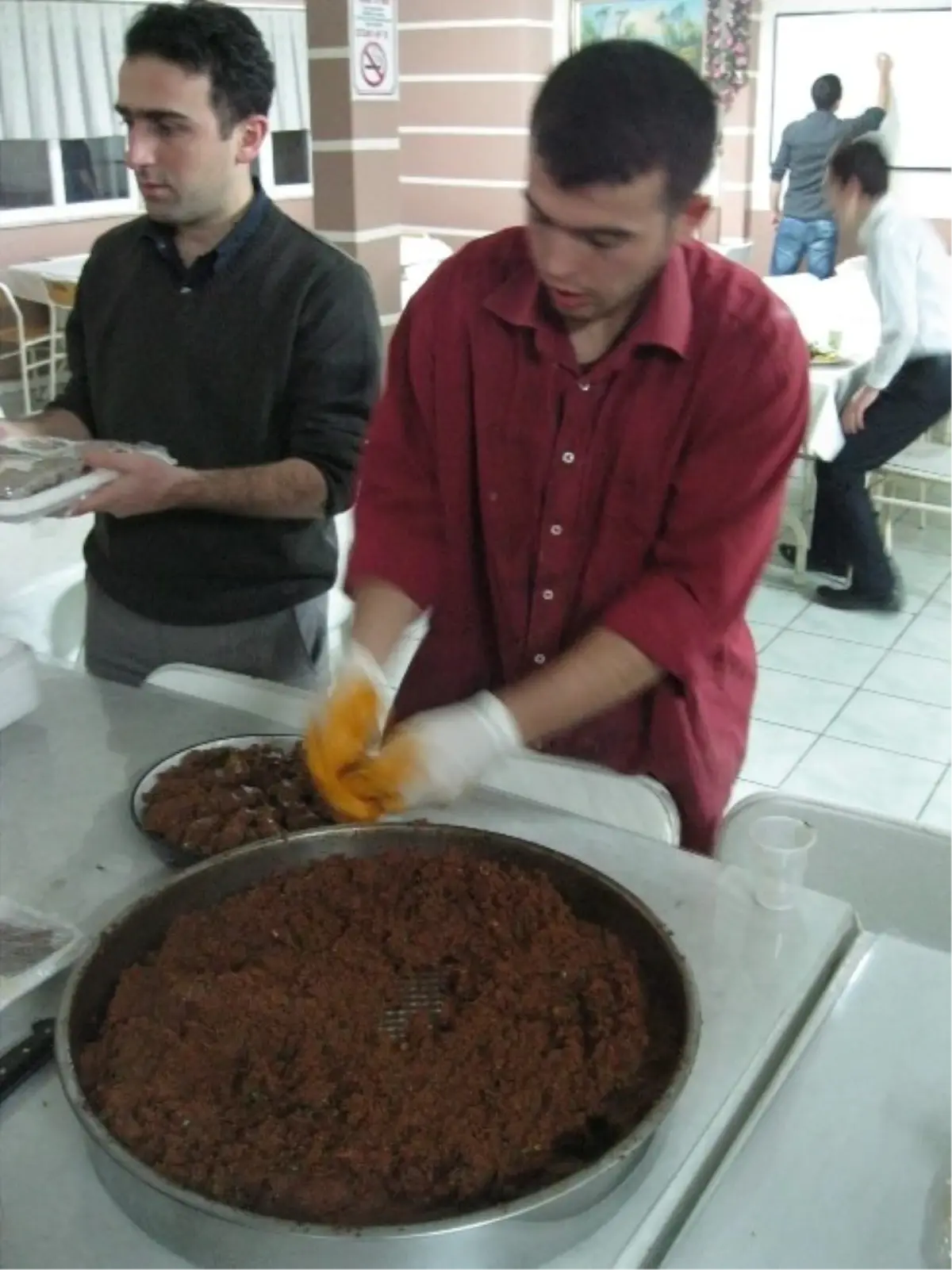 Sıla Öğrenci Yurdunda Çiğ Köfte Keyfi