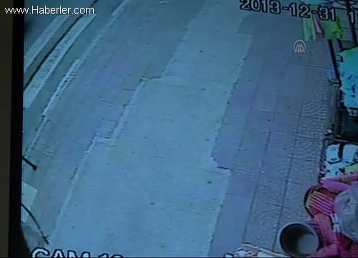 Soyguna kalkıştıkları kuyumcu dükkanına giremeyince kaçtılar -