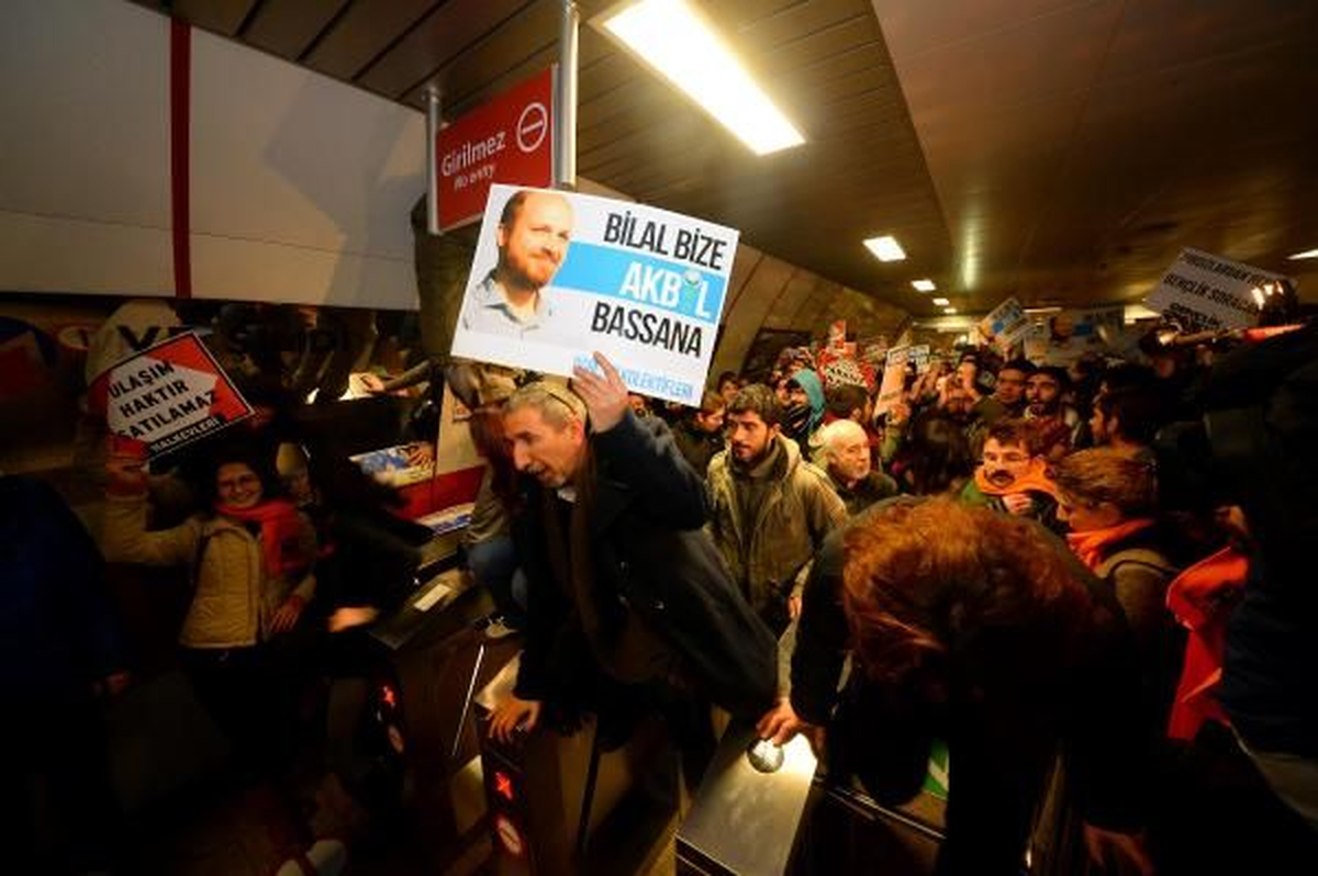 Taksim Metrosunda, Güvenlik Görevlisinin Bir Genci Darp Etmesi