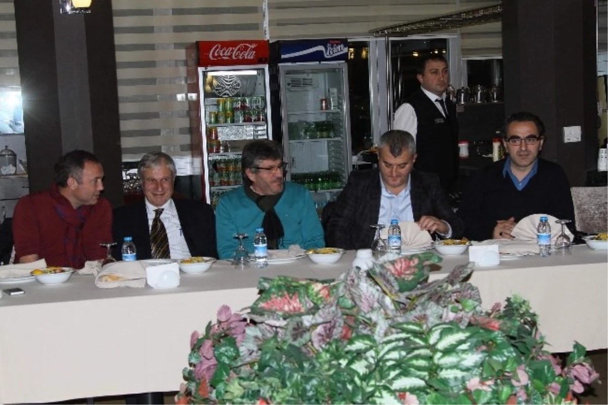 Teknik Direktör Mustafa Reşit Akçay Kulüp Personeli ile Yemekte Buluştu
