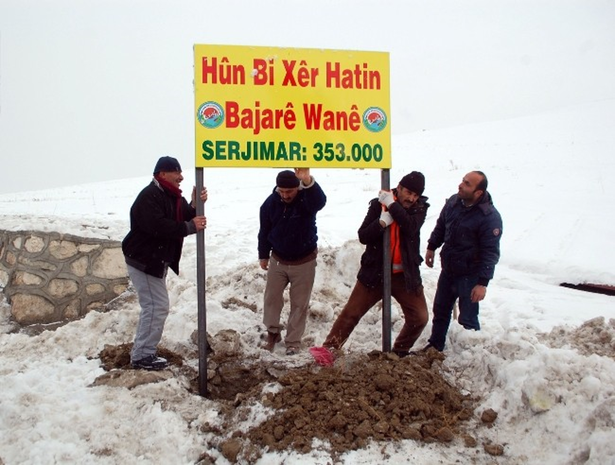Van Belediyesinden Kentin Girişlerine Kürtçe Tabela