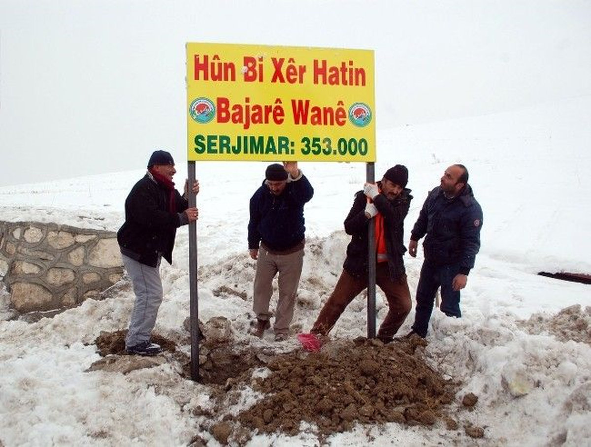 Van\'ın Giriş Noktalarına Kürtçe Tabelalar Asıldı