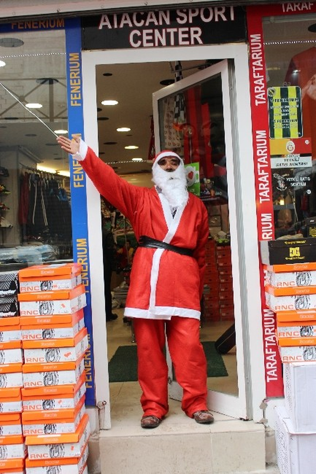 Vanlı Esnaf, \'Noel Baba\' ile Müşterilerin Dikketini Çekiyor