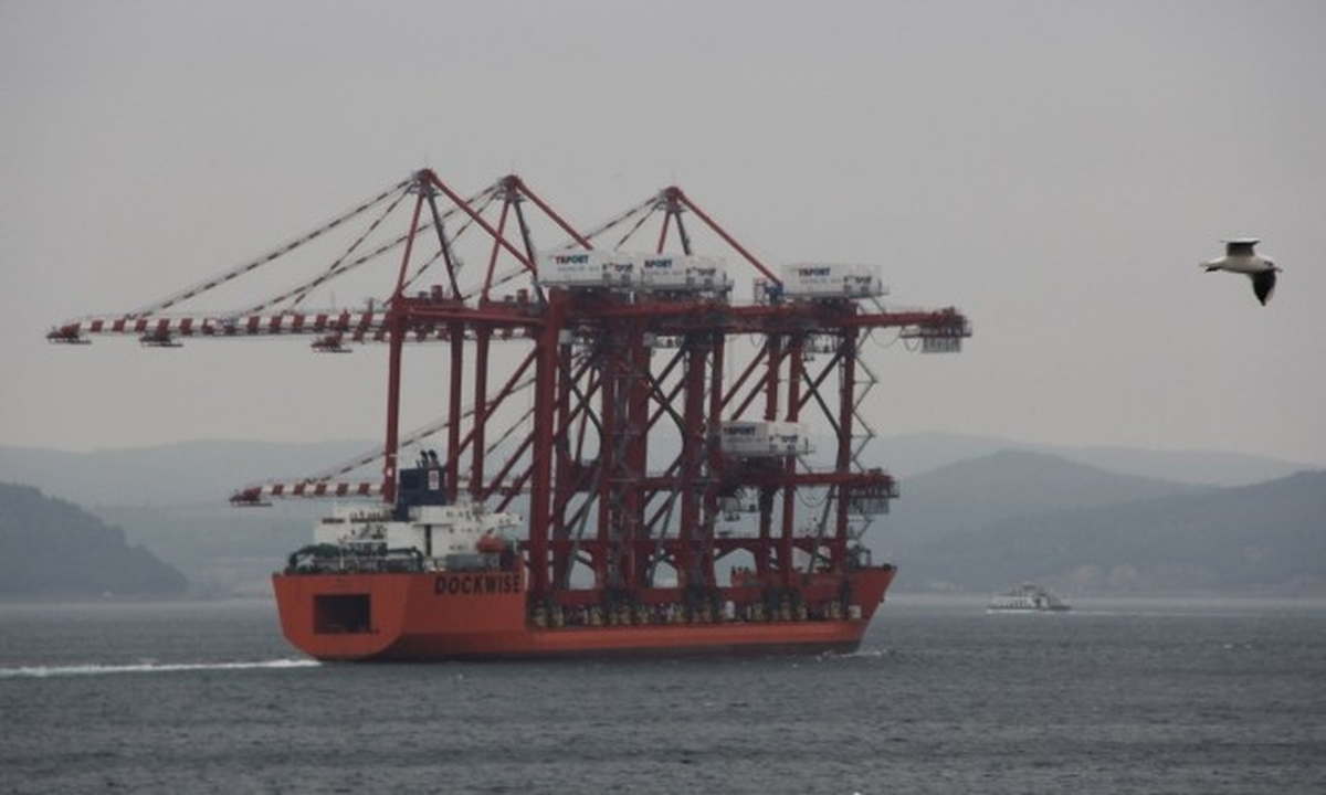 Vinç Taşıyan Gemi Çanakkale Boğazından Geçti
