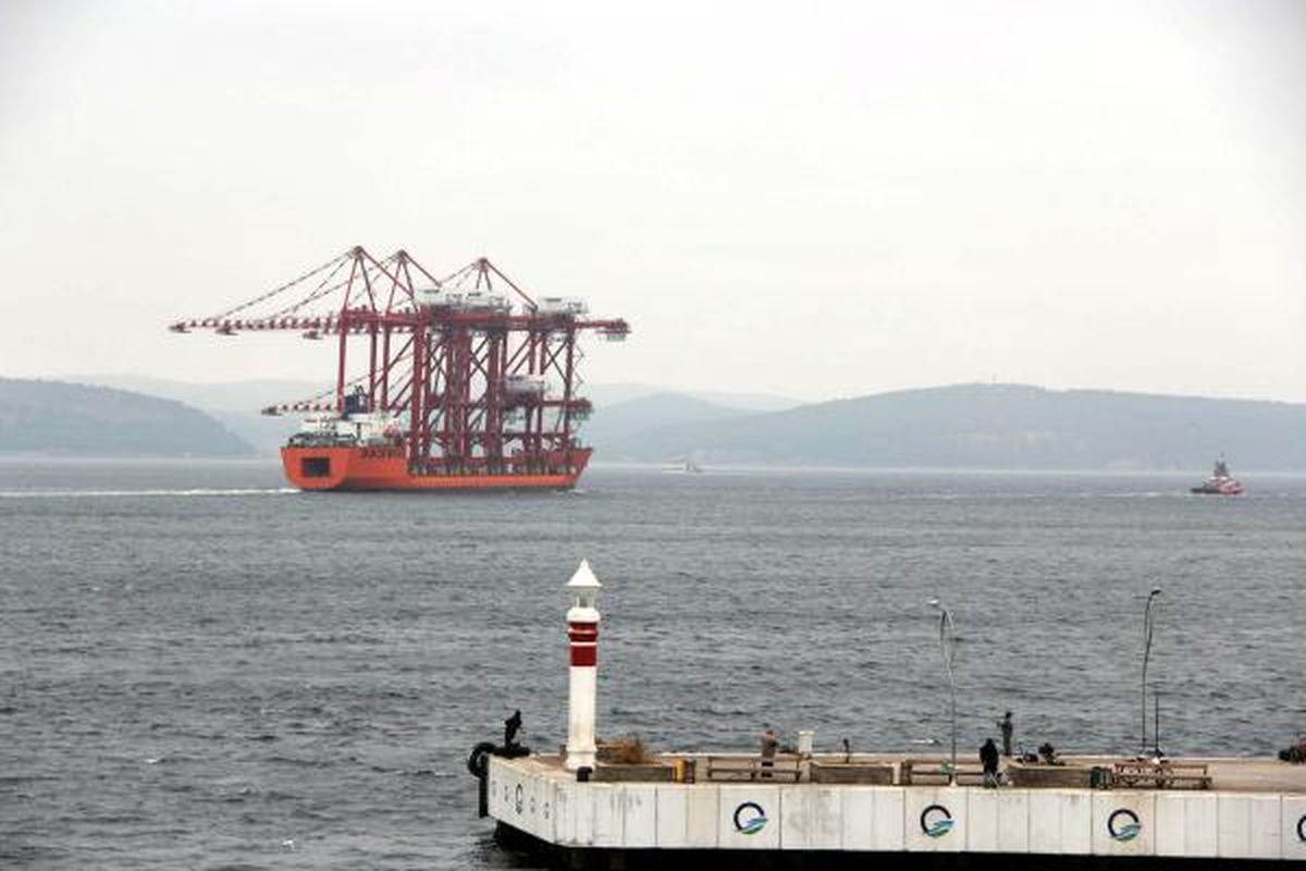 Vinç Yüklü Gemi Çanakkale Boğazı\'ndan Geçti