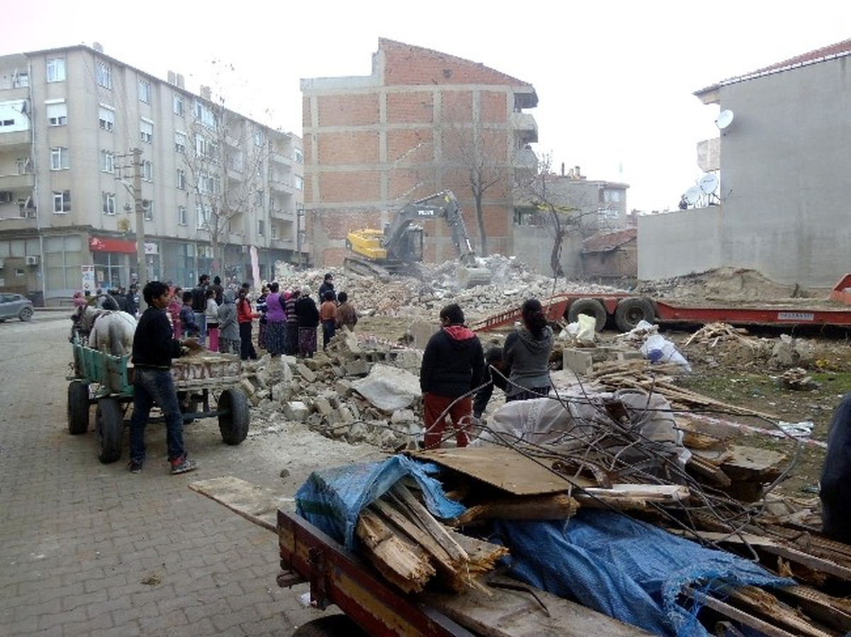Yıkılan Ev Vatandaşların Hücumuna Uğradı