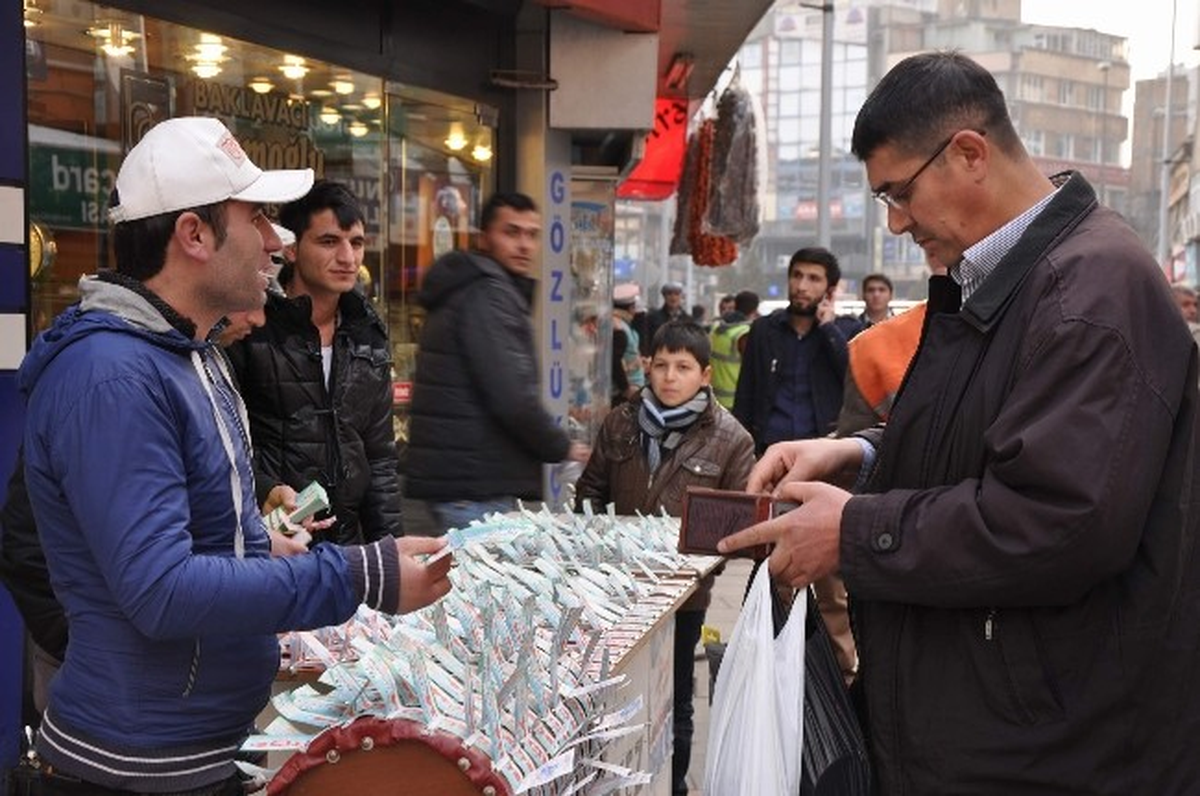 Gaziantep\'te Milli Piyango Satıcılarının Yüzü Gülüyor