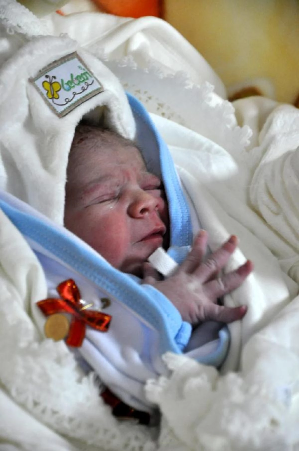 2014 Yılının İlk Doğan Bebeğine Vali\'den Altın