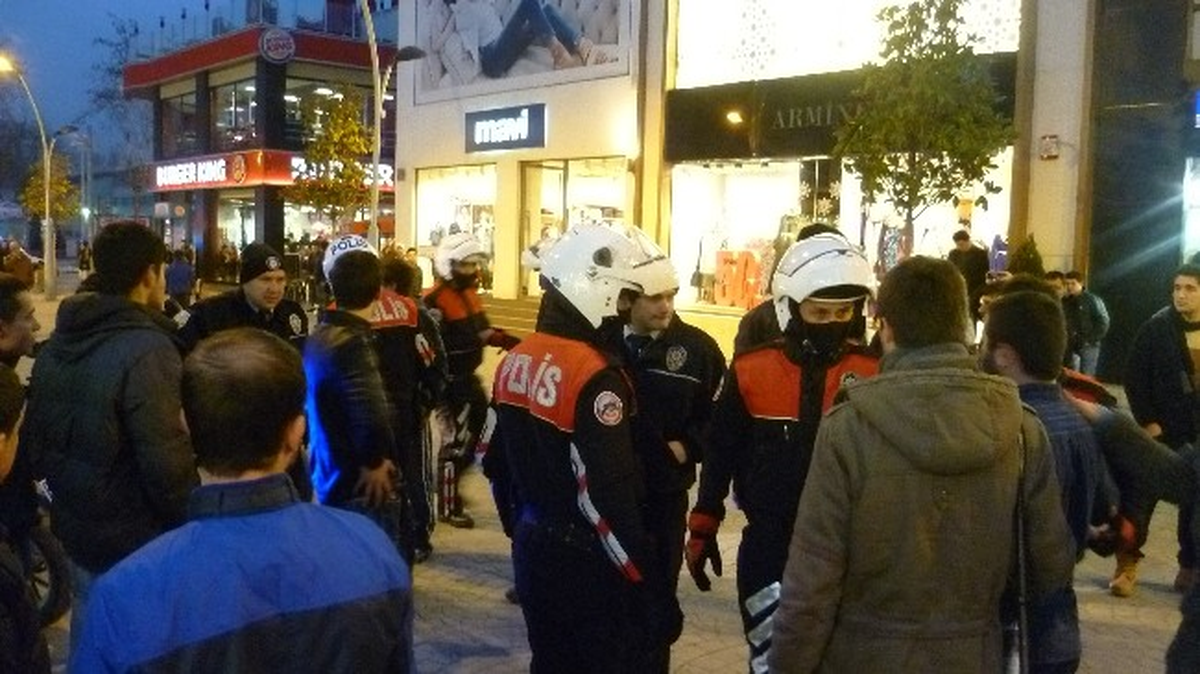 Adapazarı\'nda Bıçaklı Sopalı Kavga: 4 Gözaltı