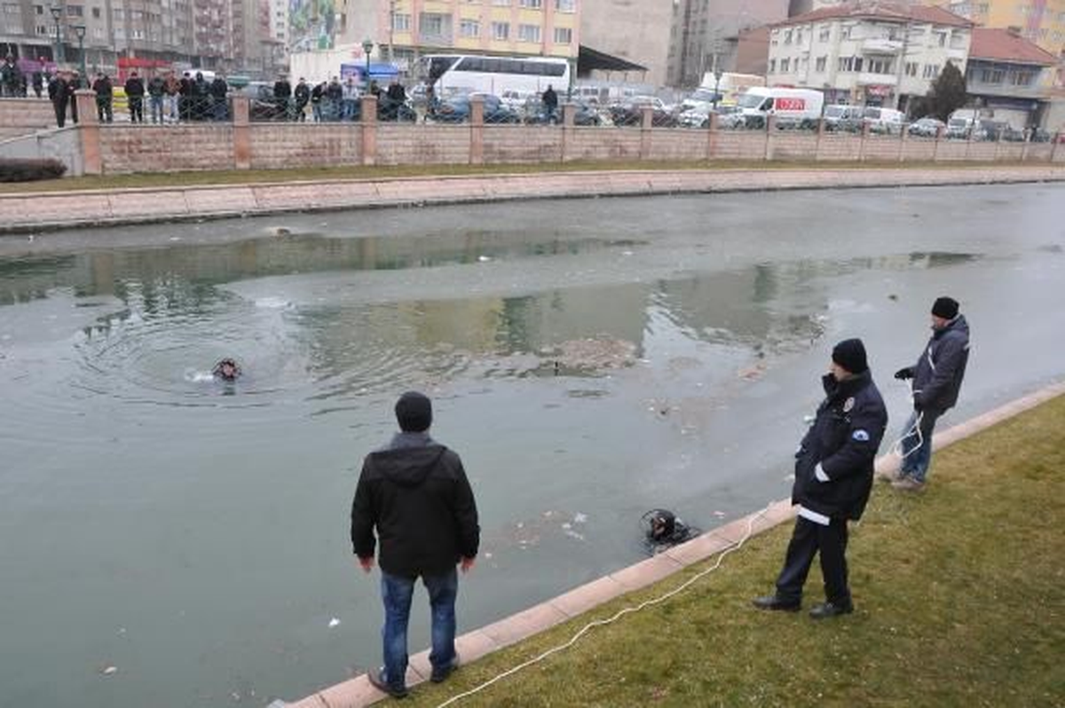 Eskişehir\'de İhbar Üzerine Porsuk Çayı Arandı