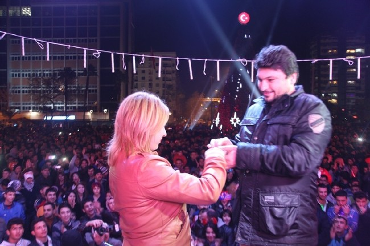 Binlerce Kişinin Önünde Evlenme Teklifi