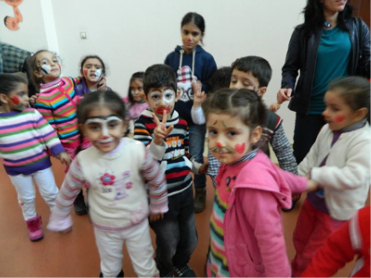 Diyarbakır\'da Çocuklar 2014\'e Merhaba Dedi 