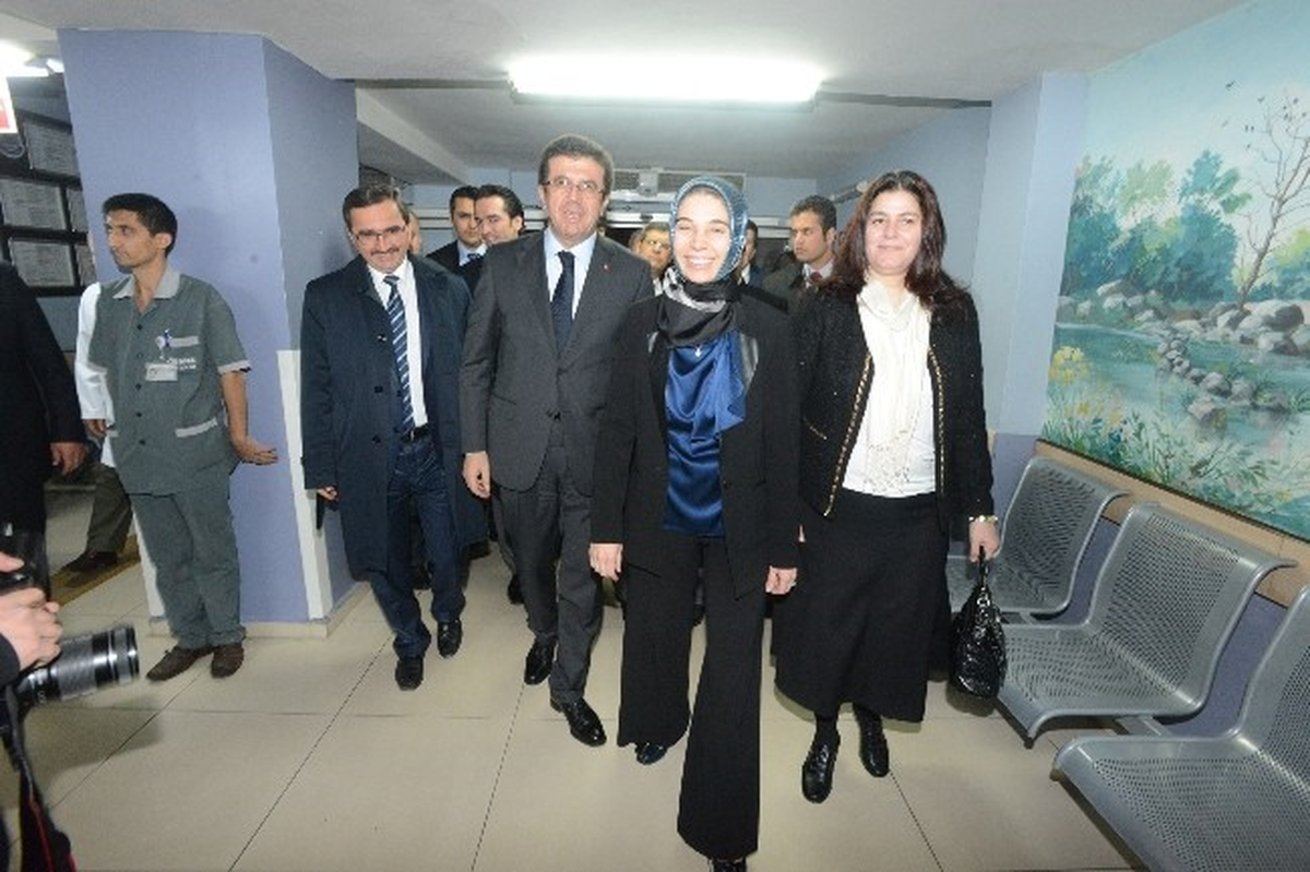 Ekonomi Bakanı Zeybekci\'den Yeni Yılın İlk Bebeklerine Altın