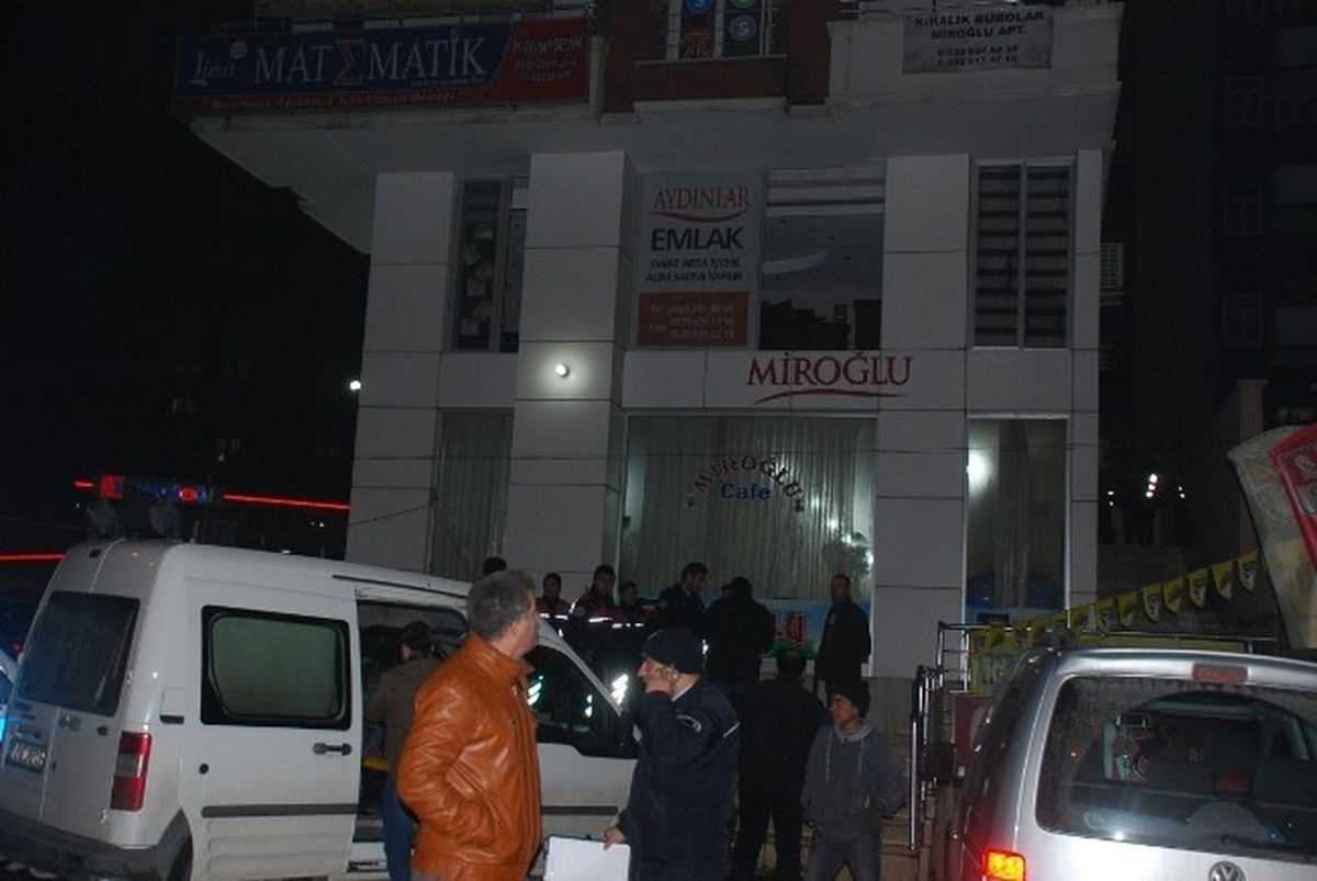 Emlak Dükkanında Yangın Paniğe Neden Oldu