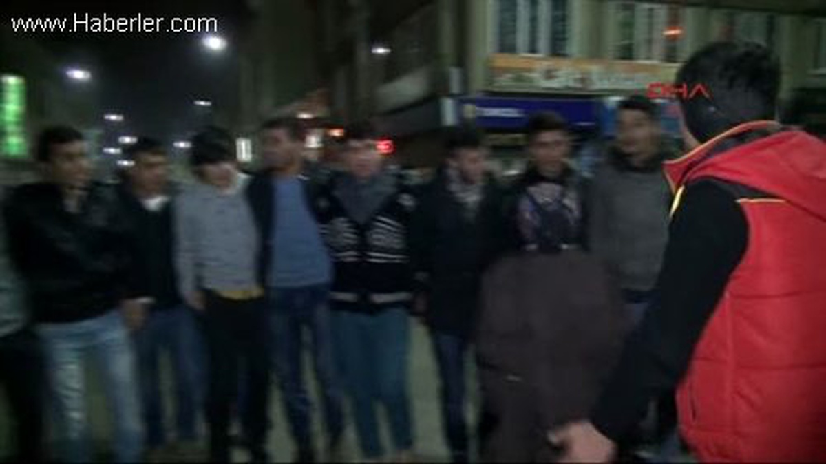 Hakkari\'liler Sokakta Yeni Yıla Girdi