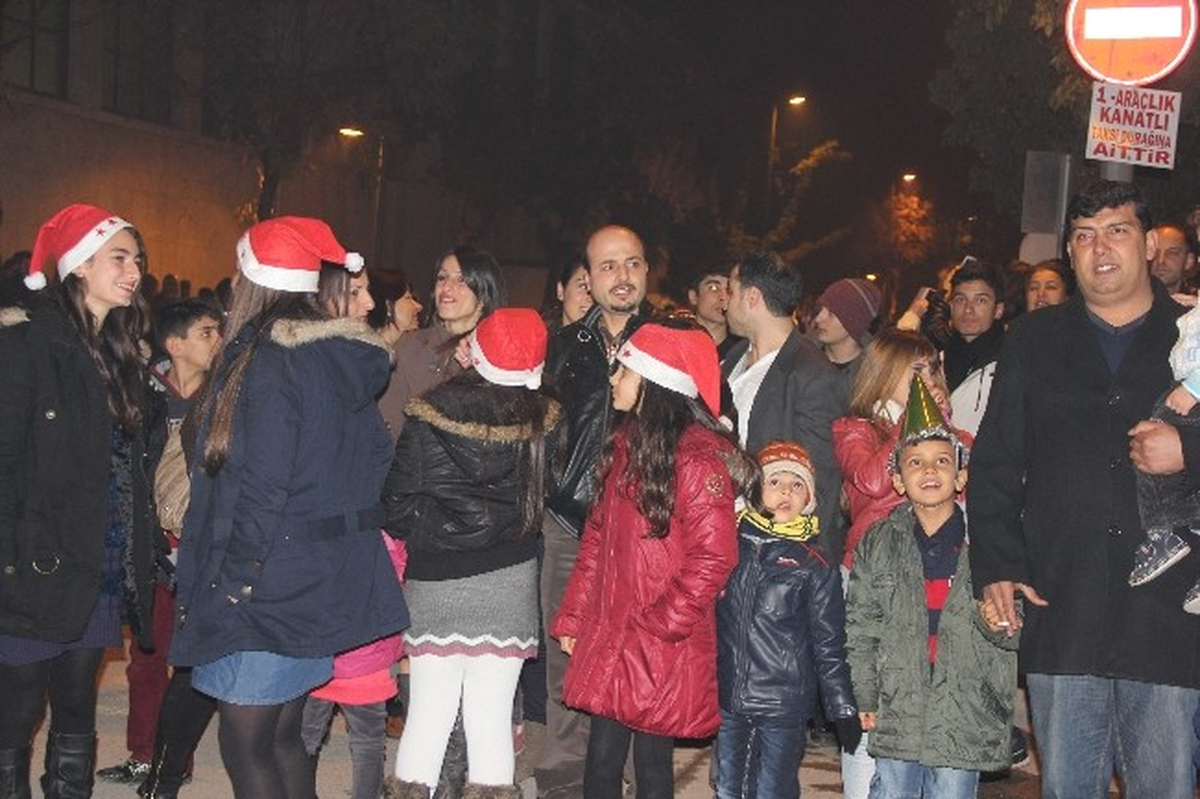 Hatay\'da Yeni Yıl Kutlamaları Maytap Savaşına Döndü