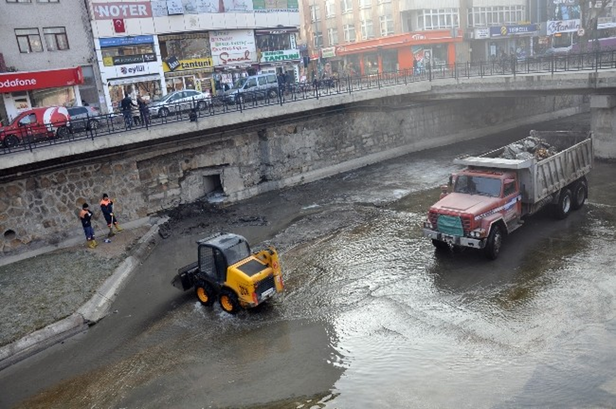 Karaçomak Deresinde Temizlik Çalışması Yapılıyor