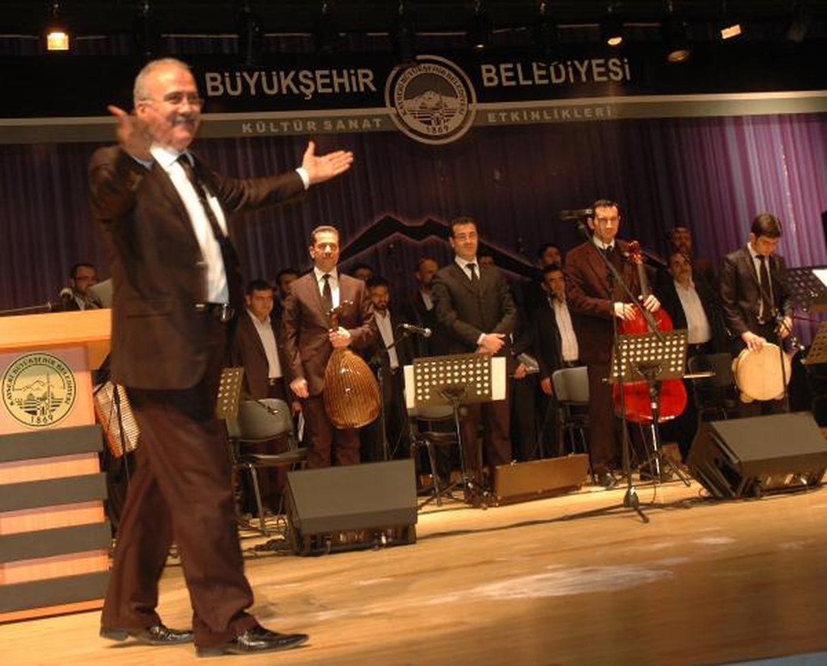 Kayserililer Yeni Yılı Oyun Havaları ile Karşıladı