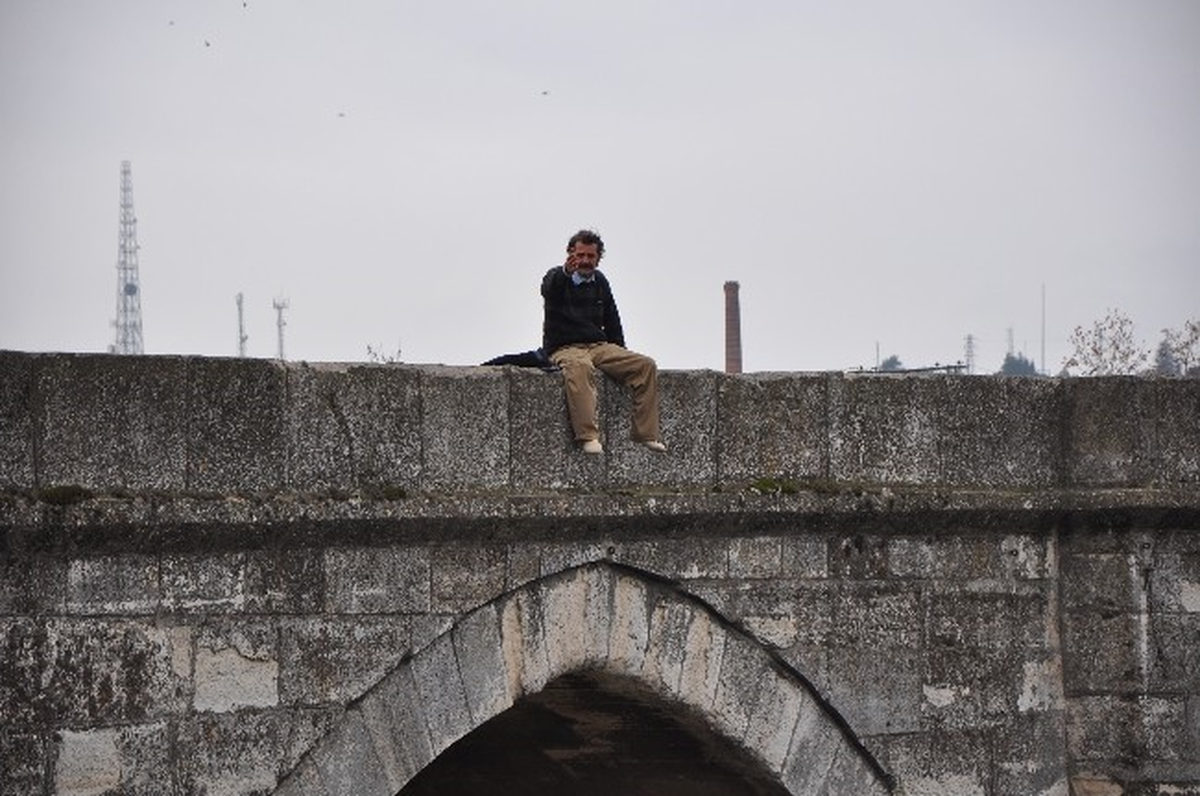Köprüden Atlamak İstedi, Yapamadı
