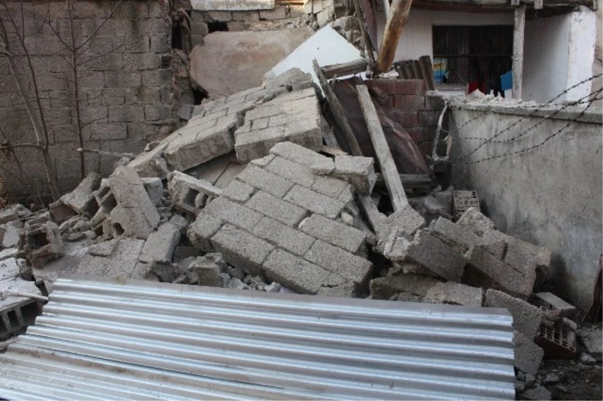 Özel Haber) Suriyeli Ailenin Kaldığı Evin Duvarı Çöktü