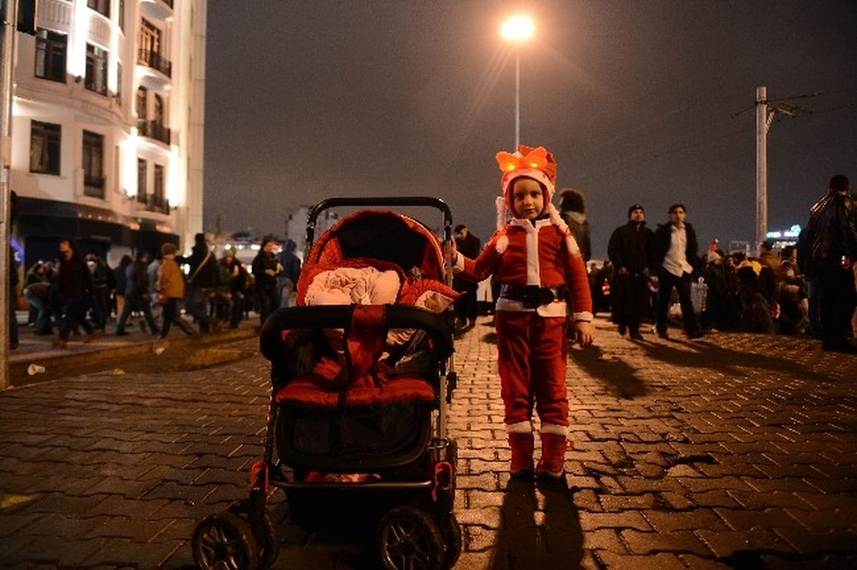 Taksim\'de Yeni Yıla Giren Vatandaşlar 2014\'ü Coşkuyla Karşıladı