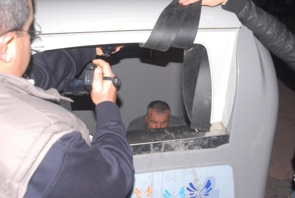 Yeni Yıla Çöp Konteynerinde Girmek İstedi