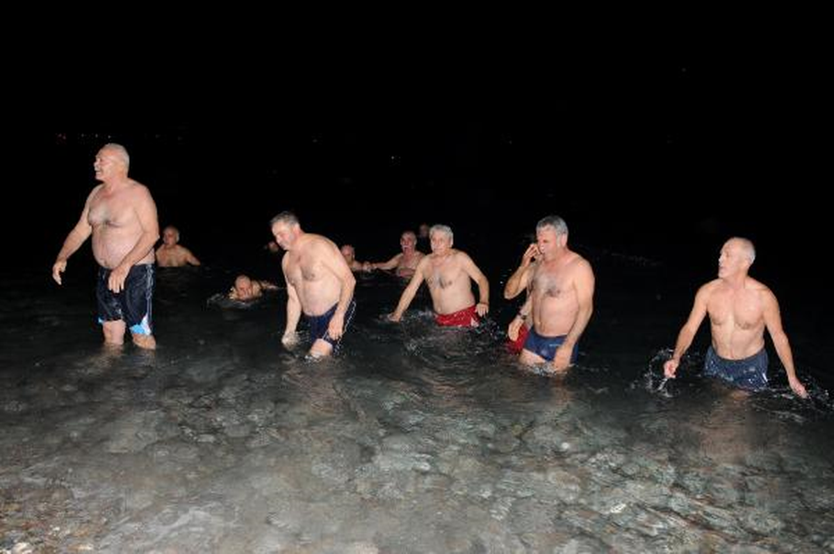 Antalya\'da Yeni Yıla Denizde Girdiler