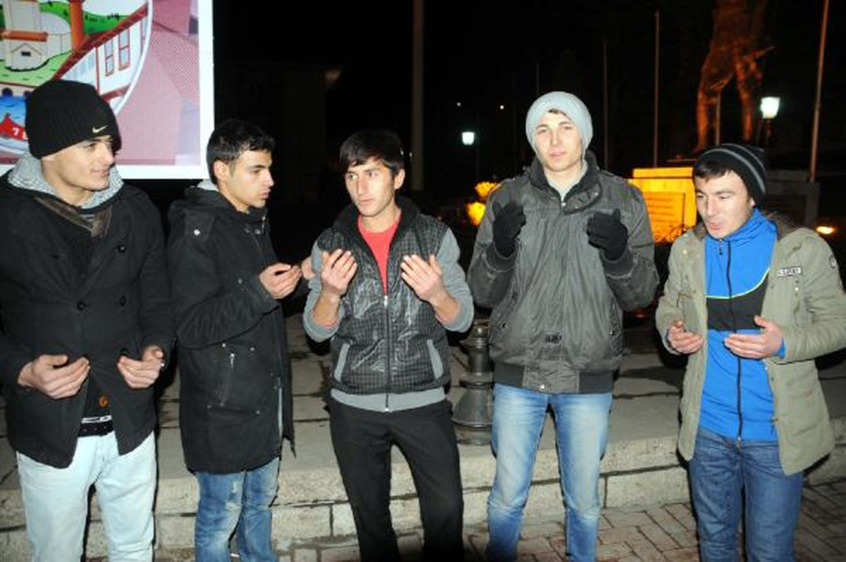 Yeni Yıla Suriye İçin Dua Ederek Girdiler