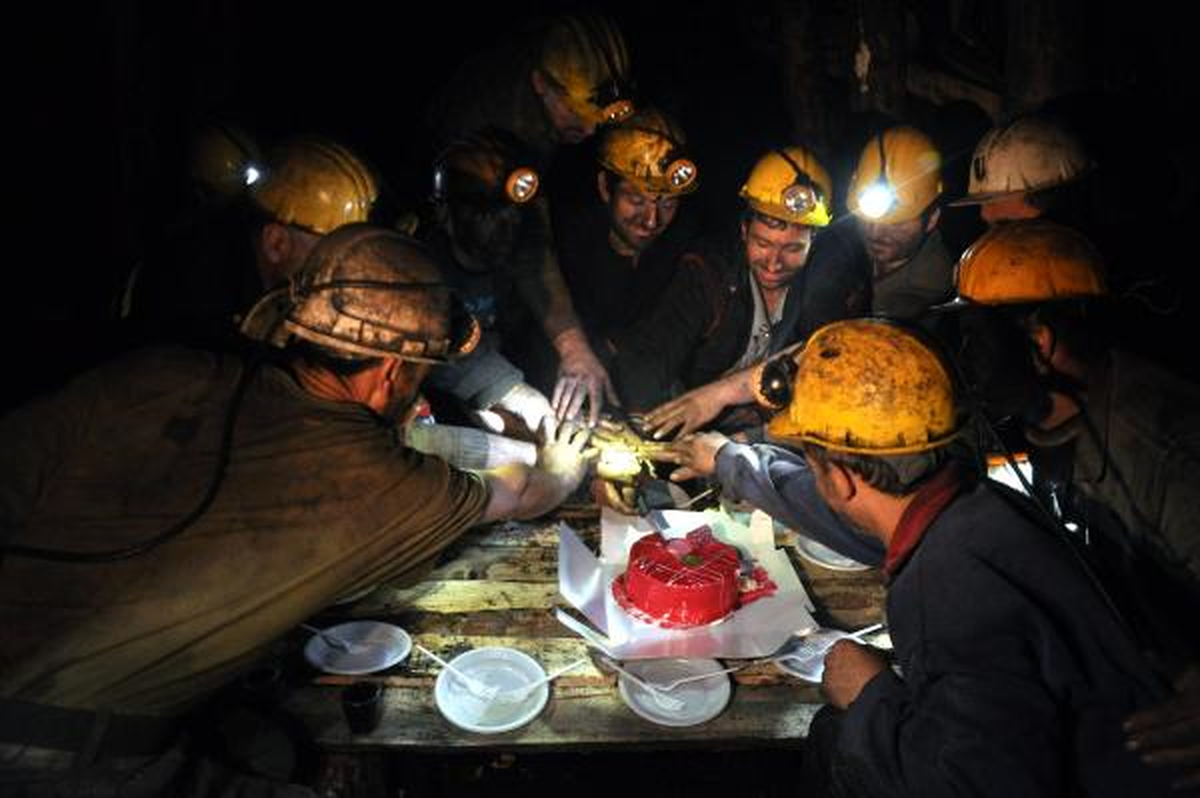 Yeni Yılı Maden Ocağında Pasta Keserek Kutladılar