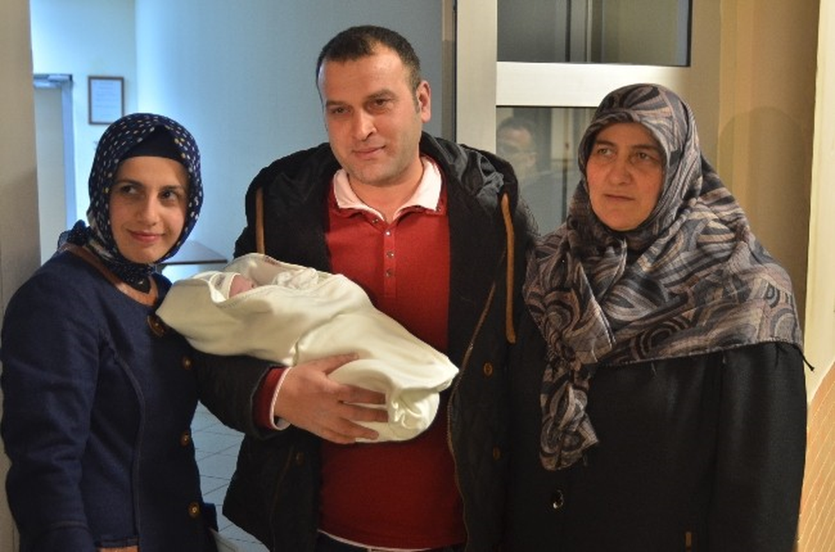 Yeni Yılın İlk Bebeği Babasının Doğum Gününde Dünyaya Geldi