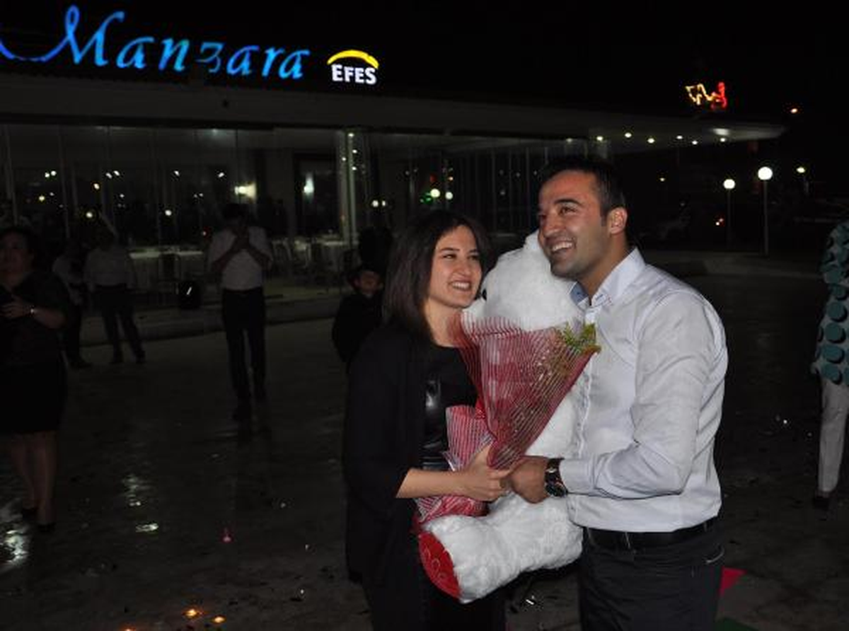 Denizli\'de Yılbaşı Partisinde Sürpriz Evlilik Teklifi