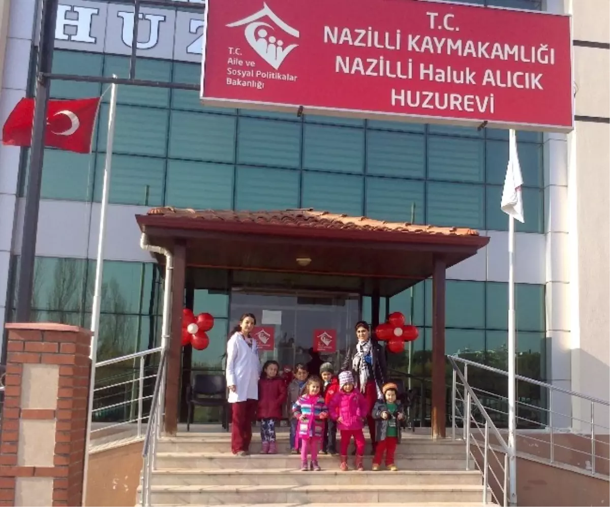 23 Nisanlı Minikler Huzurevi Sakinlerini Unutmadı