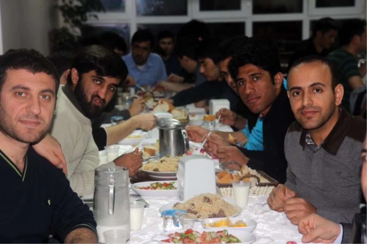 Afgan Öğrencilerden Özbek Pilavı Ziyafeti