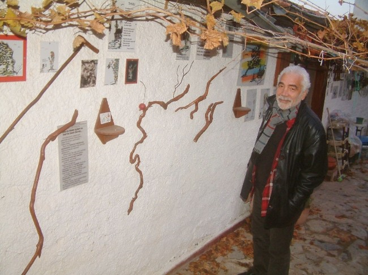 Ağaç Köklerinden İnsan Figürleri Yapıyor