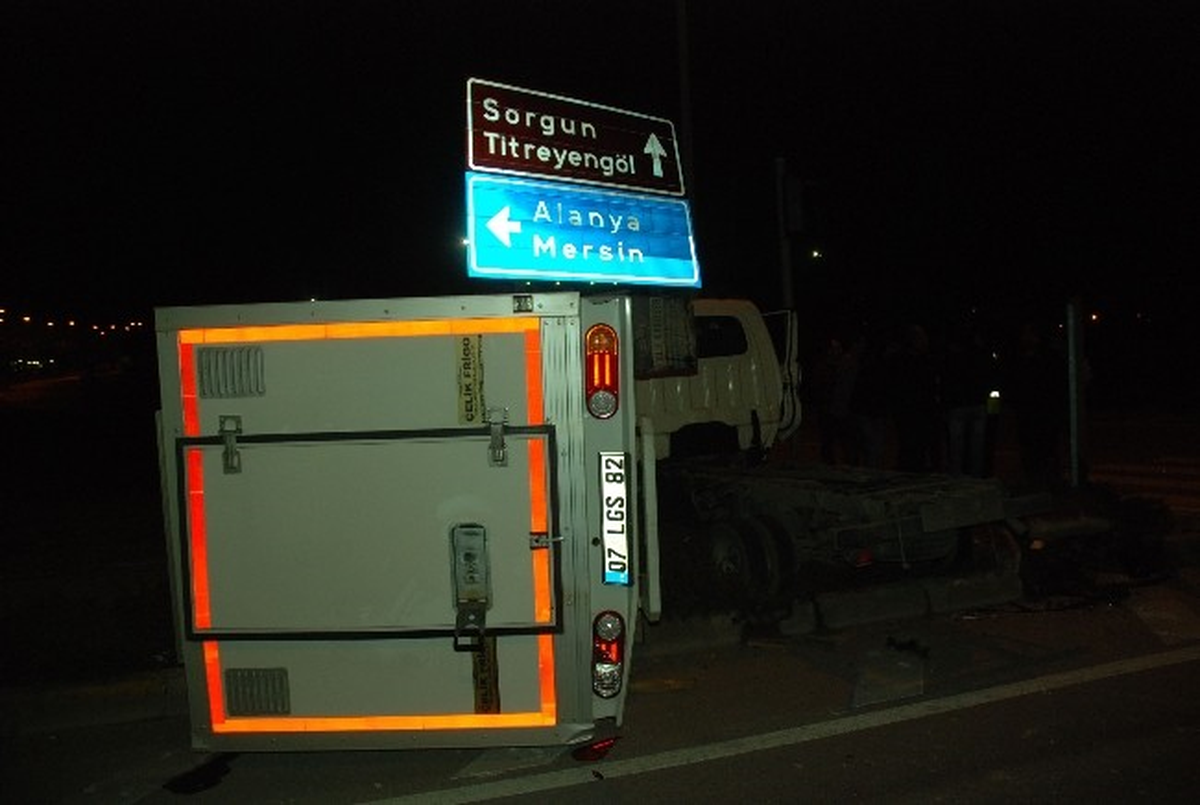 Antalya\'da Kamyonetle Panelvan Çarpıştı: 4 Yaralı