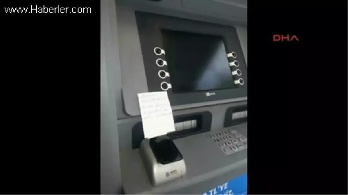 Atm\'de Bulduğu Kart İçin Not Yazdı