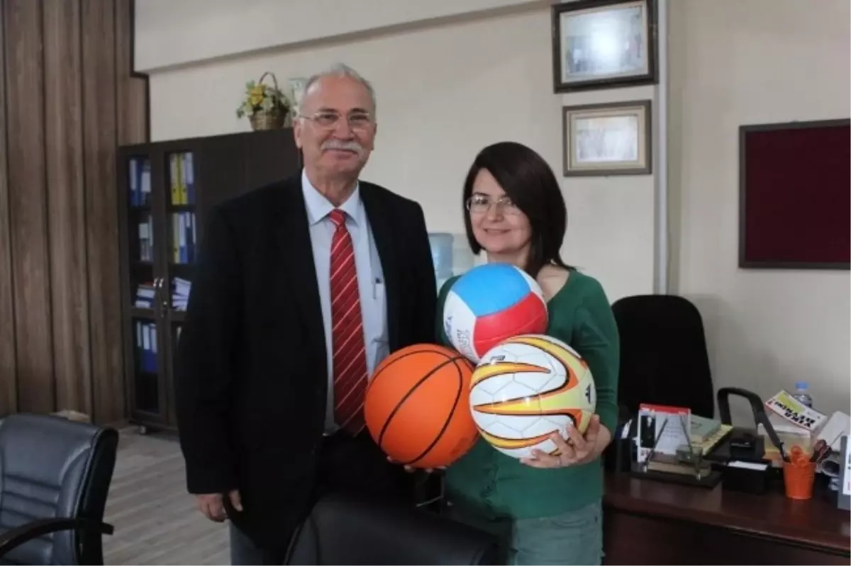 Başkan Akova Öğrencileri Sevindirdi