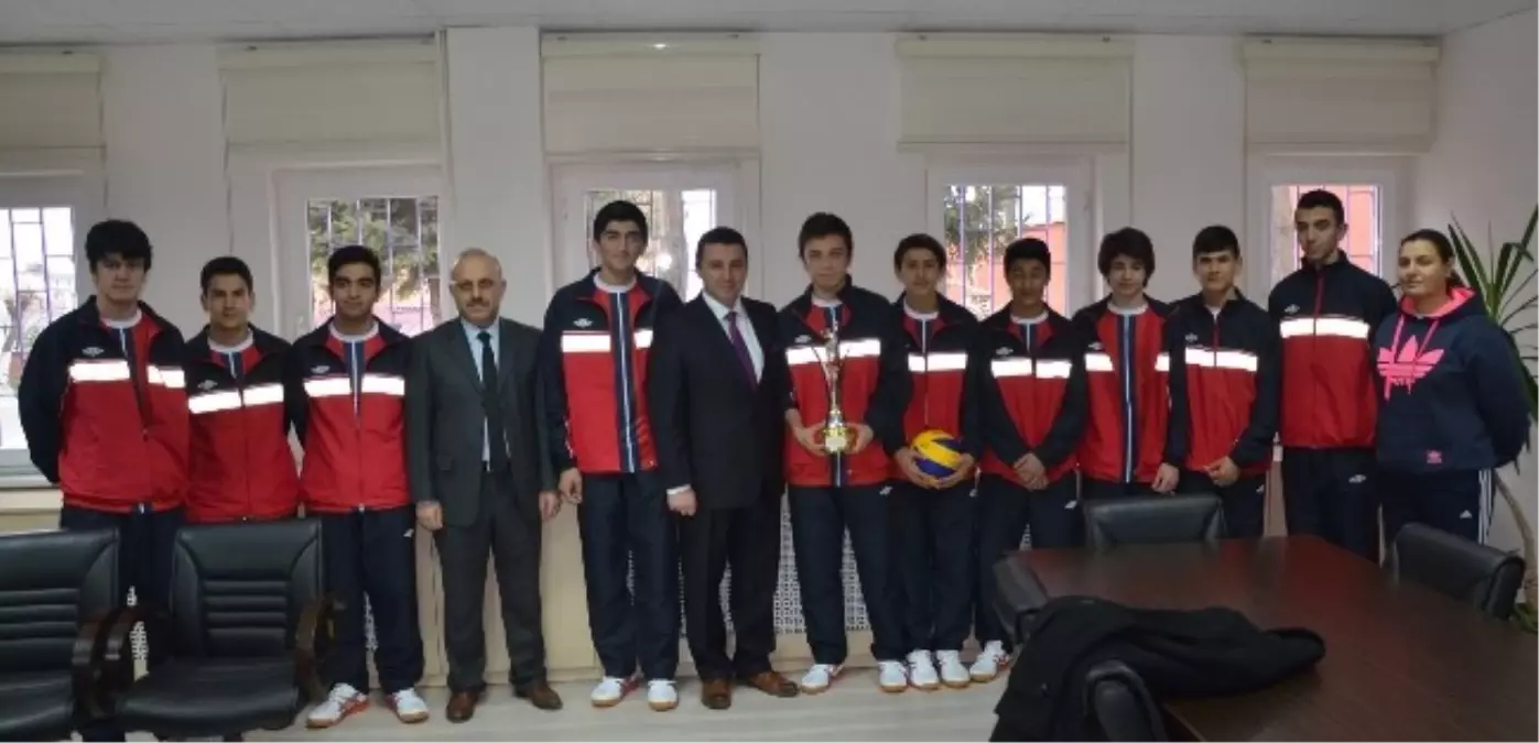 Başkan Vekili Bakıcı\'dan Başarılı Voleybolculara Malzeme Desteği