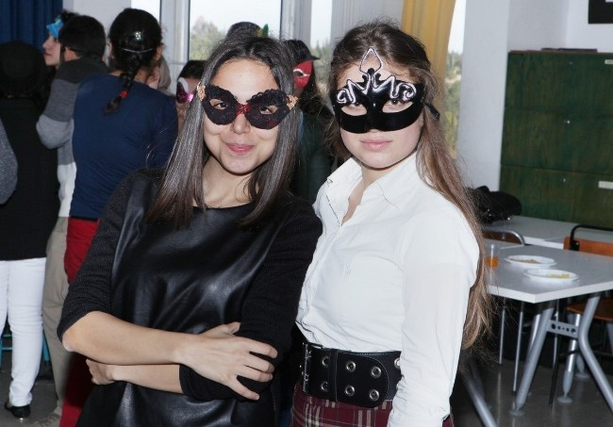 Çü\'de Öğrencilerden "Maske Tasarımlı" Yılbaşı Partisi
