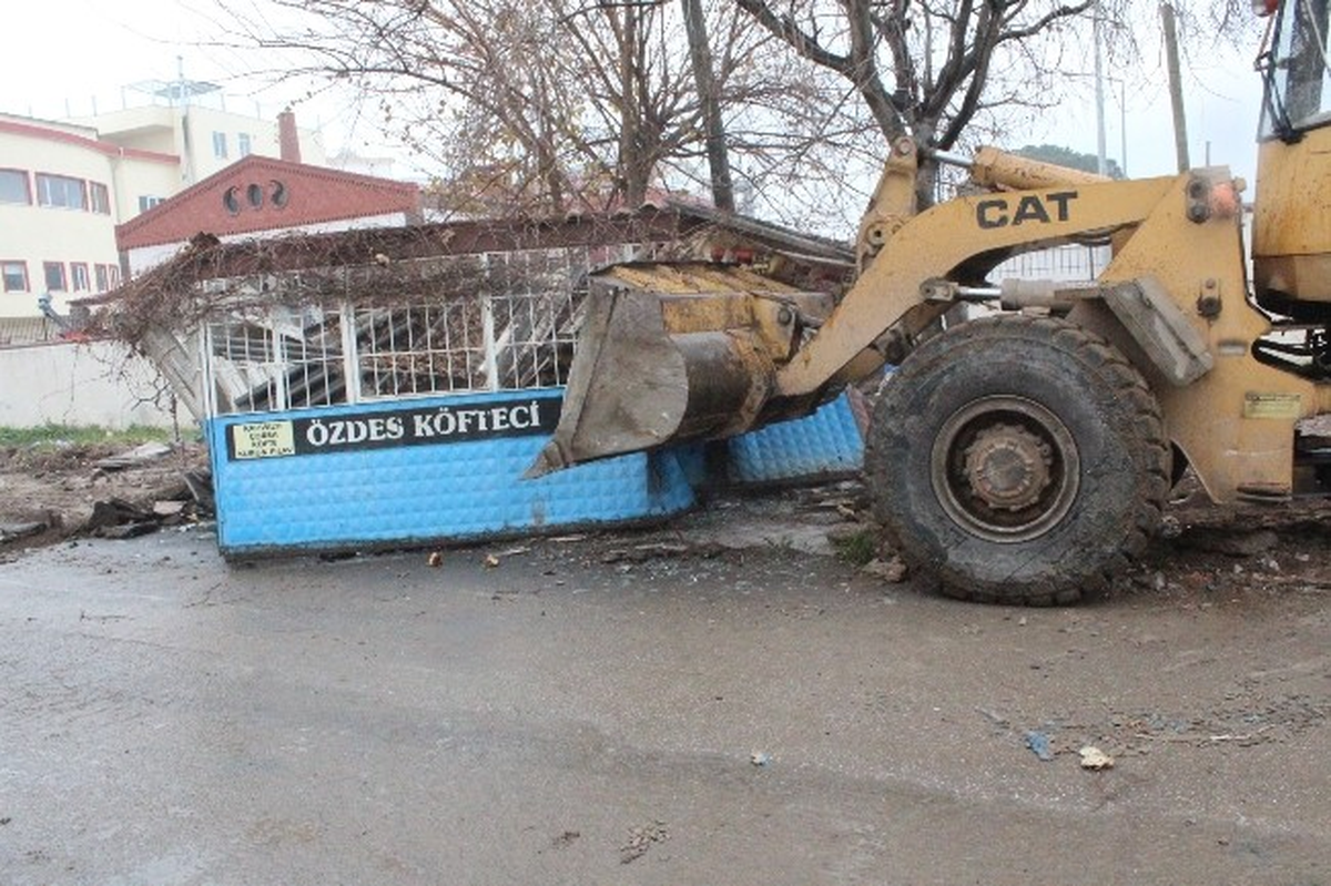 Edremit\' Te Çarpık Yapılar Yıkılıyor