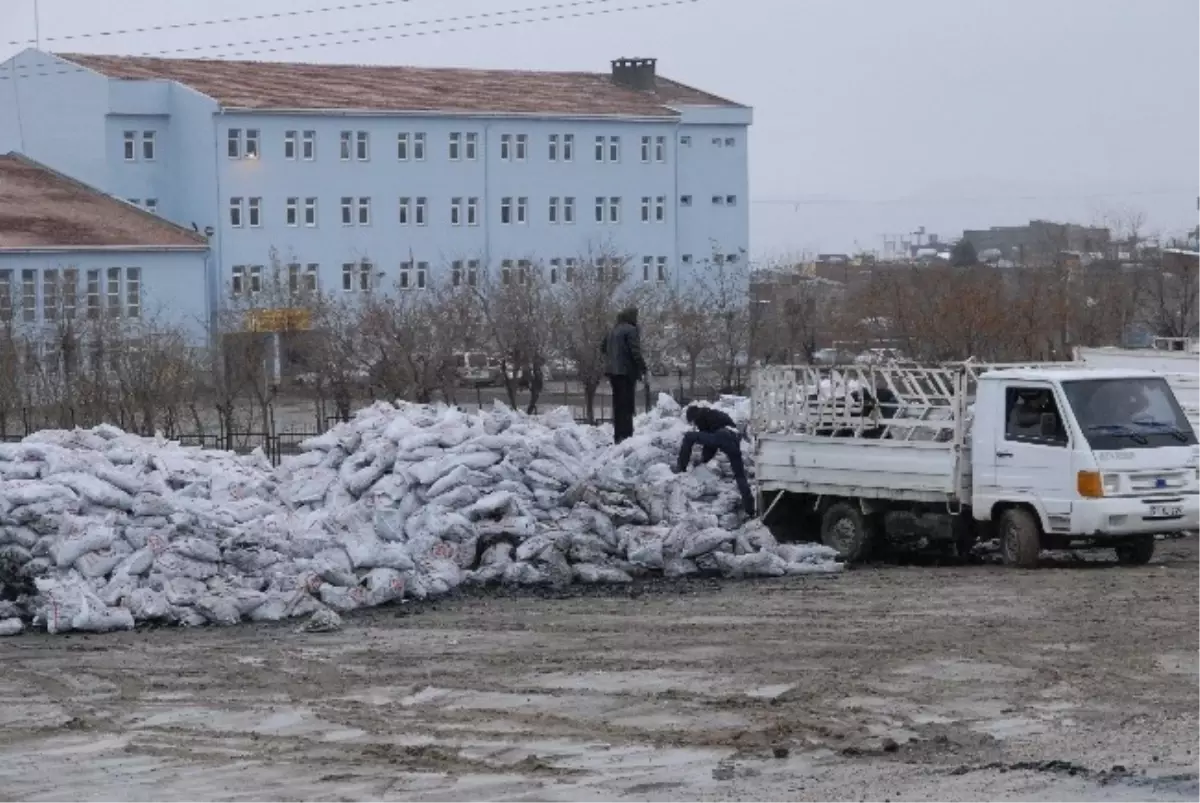 Ergani Kaymakamlığı Kömür Dağıtımına Başladı