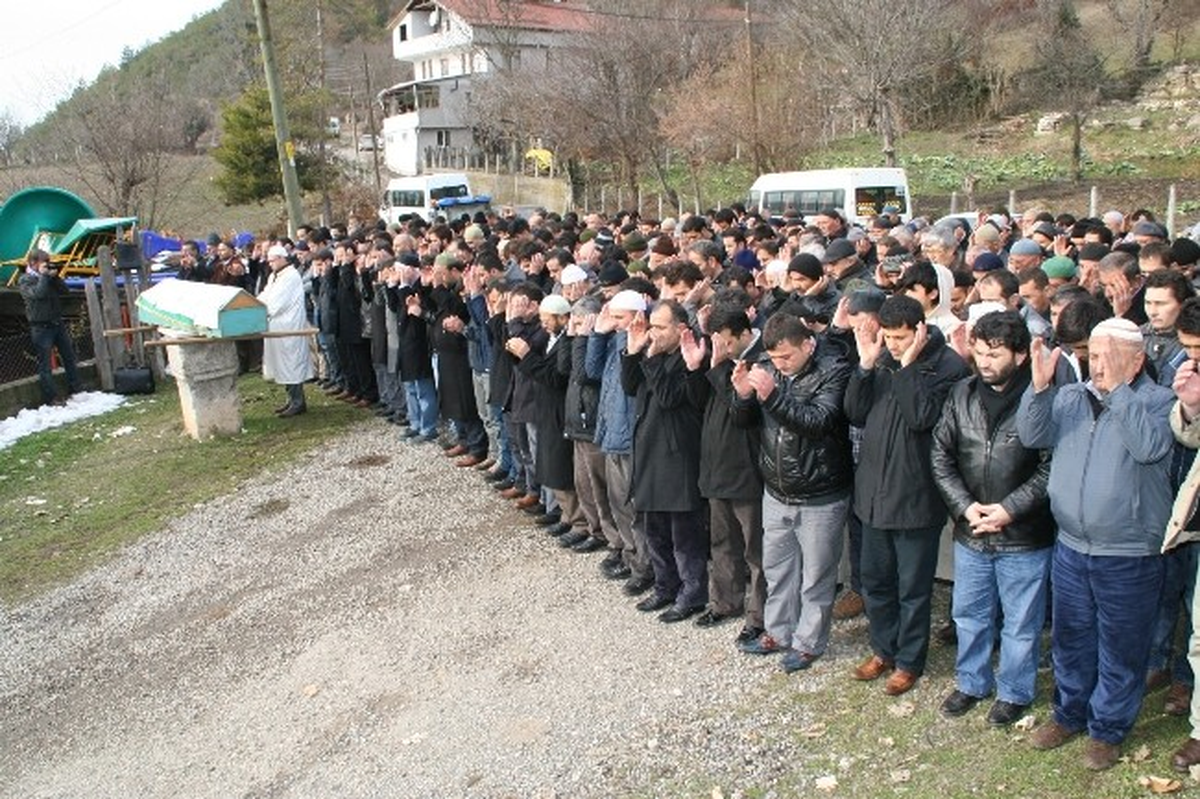 Gazeteci Kozca, Memleketi Devrek\'te Toprağa Verildi