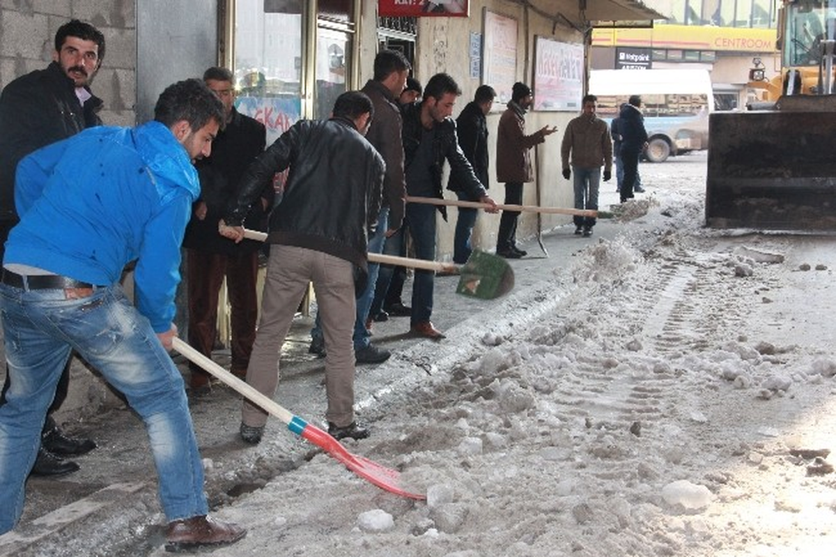 Hakkari\'de Buz Kırma Çalışması