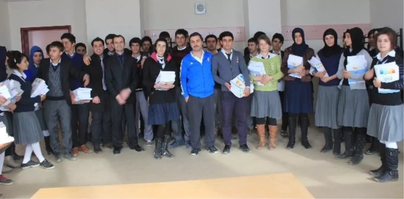 Hakkari'de Kitap Kampanyası Başlatıldı