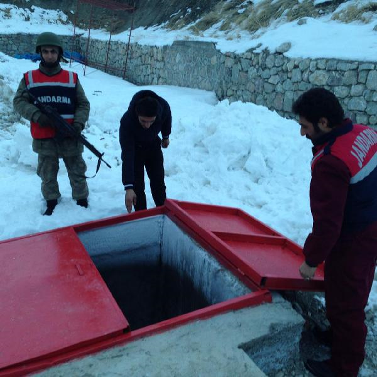 Hakkari\'de Jandarma Bir Yılda 287 Bin 237 Litre Kaçak Akaryakıt Ele Geçirdi