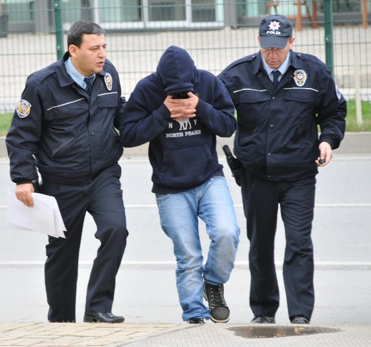Hırsızlık Zanlıları Cami Avlusunda Yakalandı