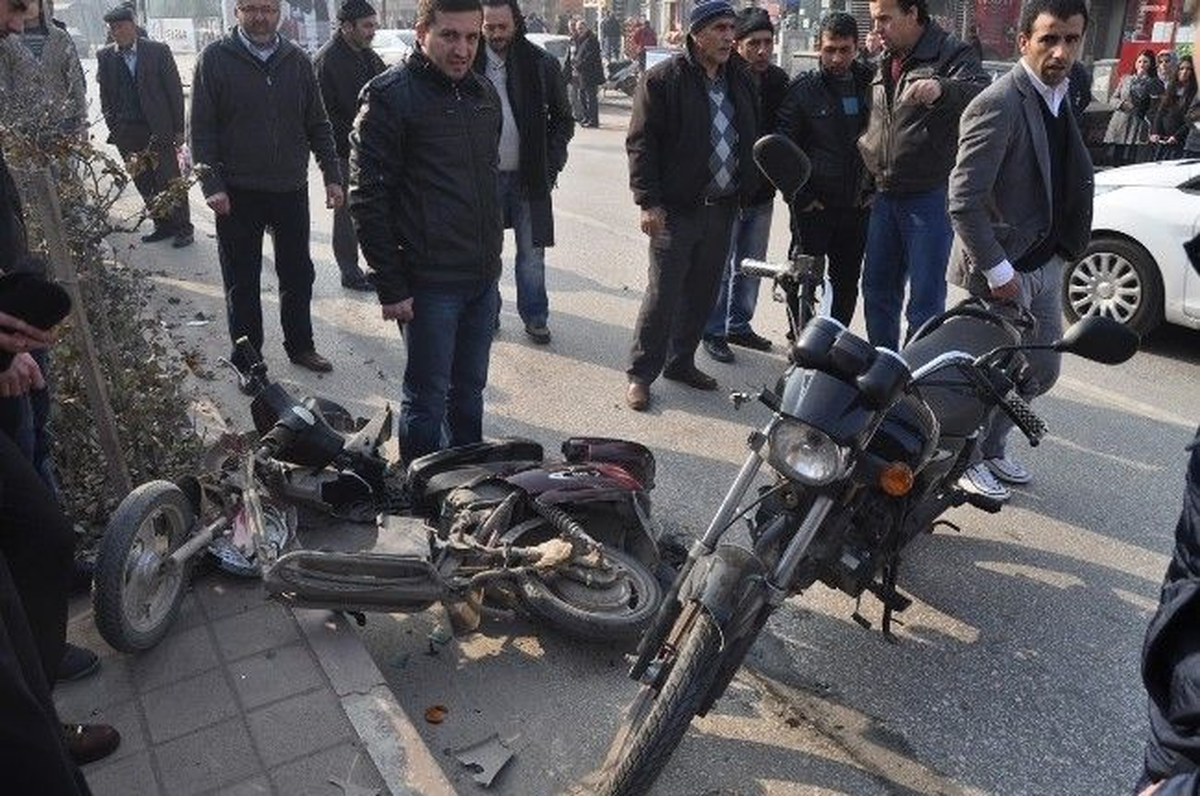 Bursa\'da Motosikletle Elektrikli Bisiklet Çarpıştı: 2 Yaralı