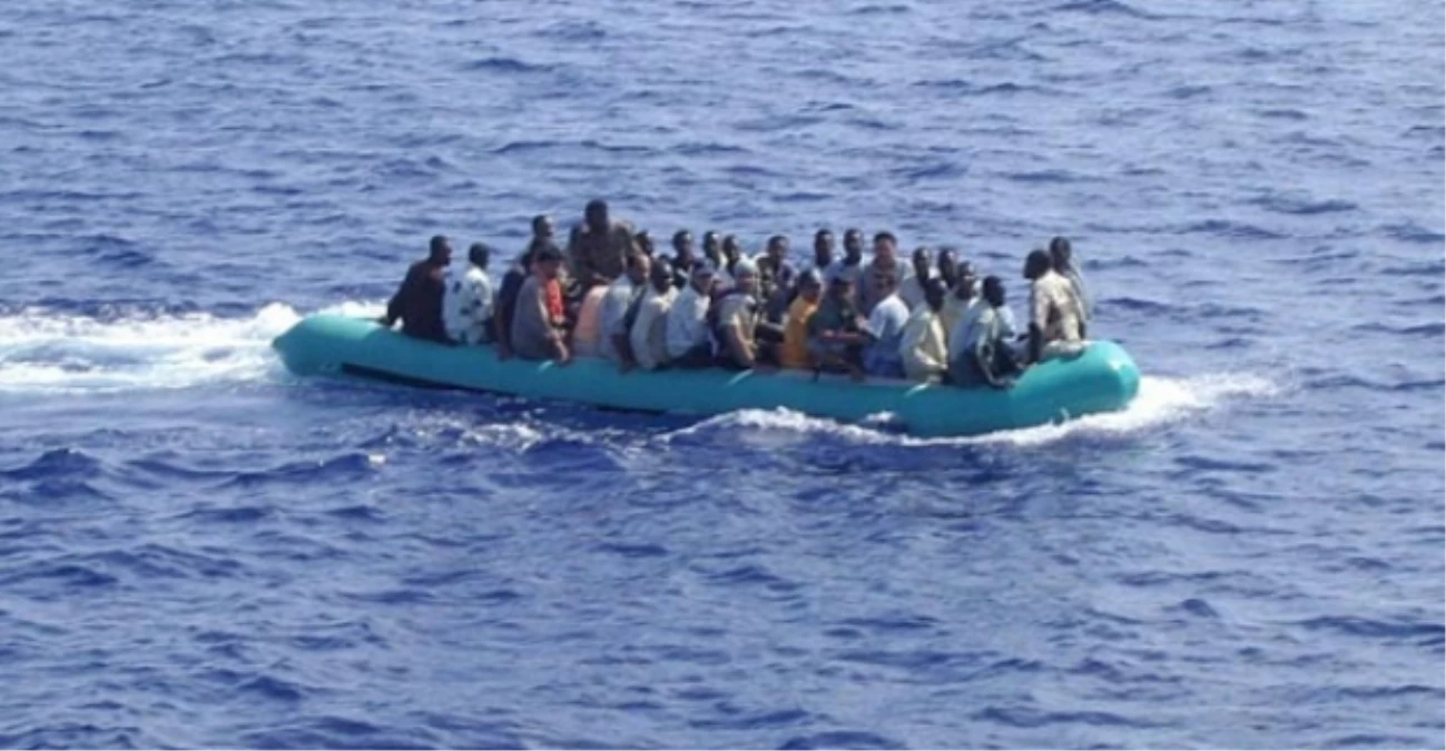 İtalyan Donanması Kaçak Göçmenleri Kurtardı