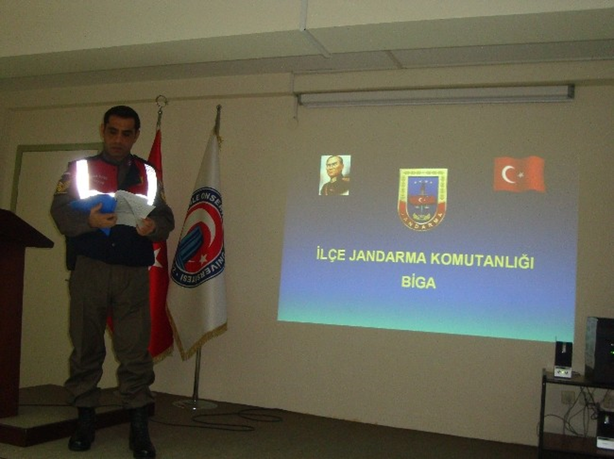 Jandarmadan Üniversite Öğrencilerine Trafik Semineri