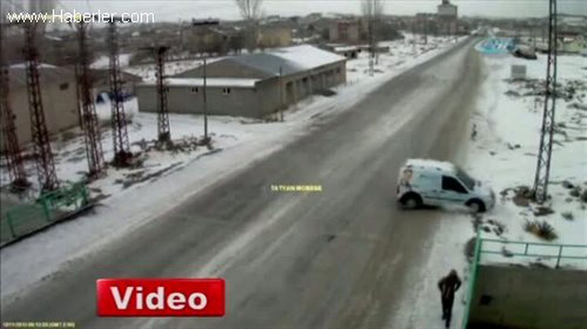 Kayan Aracın Altında Kalmaktan Son Anda Kurtuldu